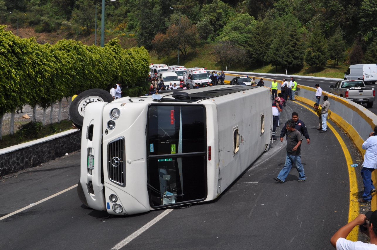 ACCIDENTE EN LA MÉXICO-CUERNAVACA; VUELCA AUTOBÚS DE ...