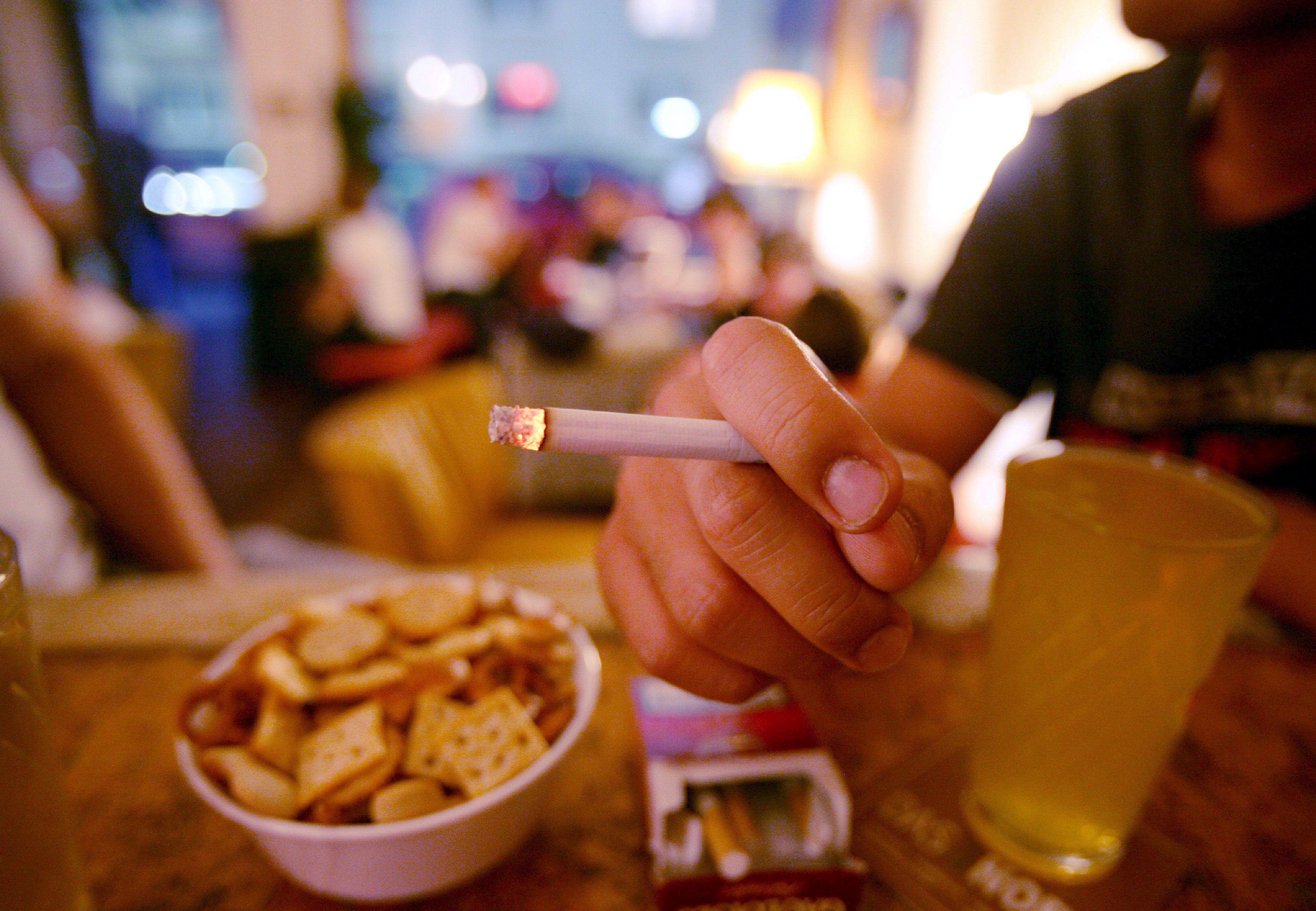 В тайланде можно курить сигареты. Курит в кафе. Курение в ресторане. Курение в гостинице. Курит в ресторане.