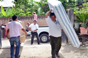 ENTREGA DE APOYOS ZONA AFECTADA POR INUNDACIONES HUAJINTLAN (12)