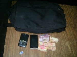 mochila, teléfonos, dinero y chip