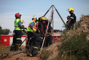 Rescatan a 11 de 200 mineros atrapados en Sudáfrica
