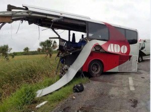 SUMAN 15 MUERTOS TRAS CHOQUE DE CAMIÓN Y PIPA EN TABASCO