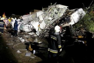 AVIÓN SE ESTRELLA EN TAIWÁN; HAY 51 MUERTOS