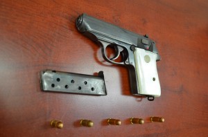 pistola marca Waltser con un cargador metálico abastecido con cinco cartuchos útiles calibre 380