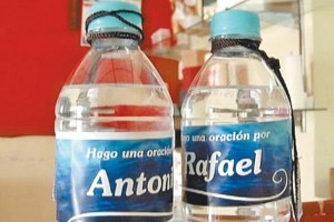 Además de cocas, agua bendita con nombres