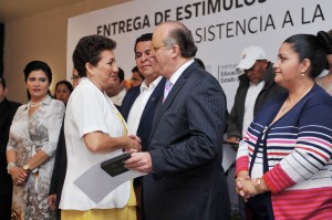GRACO - ENTREGA DE ESTIMULOS Y RECOMPENSAS POR AÑOS DE SERVICIO DE EDUCACION BASICA 2014 (15)