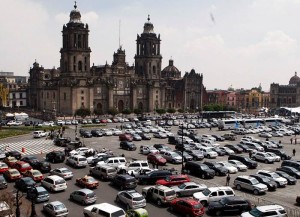 DF PREVÉ CASTIGO A PROPIETARIOS DE AUTOS POR USAR ZÓCALO PARA ESTACIONAR