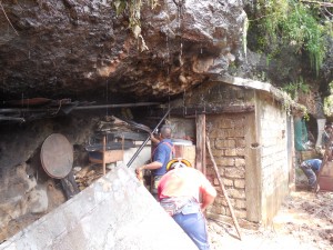 PROTECCIÓN CIVIL ESTATAL RETIRA ALUD DE TIERRA DE CASA EN BARRANCA (2)