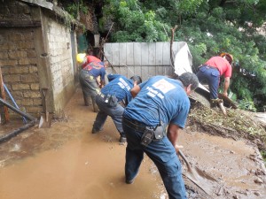 PROTECCIÓN CIVIL ESTATAL RETIRA ALUD DE TIERRA DE CASA EN BARRANCA (3)