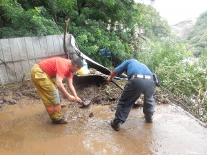 PROTECCIÓN CIVIL ESTATAL RETIRA ALUD DE TIERRA DE CASA EN BARRANCA