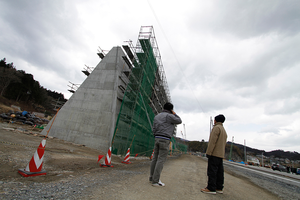 Construye Japón pared contra  tsunami