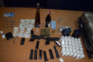 detenidos con armas y dolares (1)