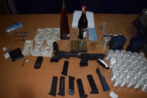 detenidos con armas y dolares (4)