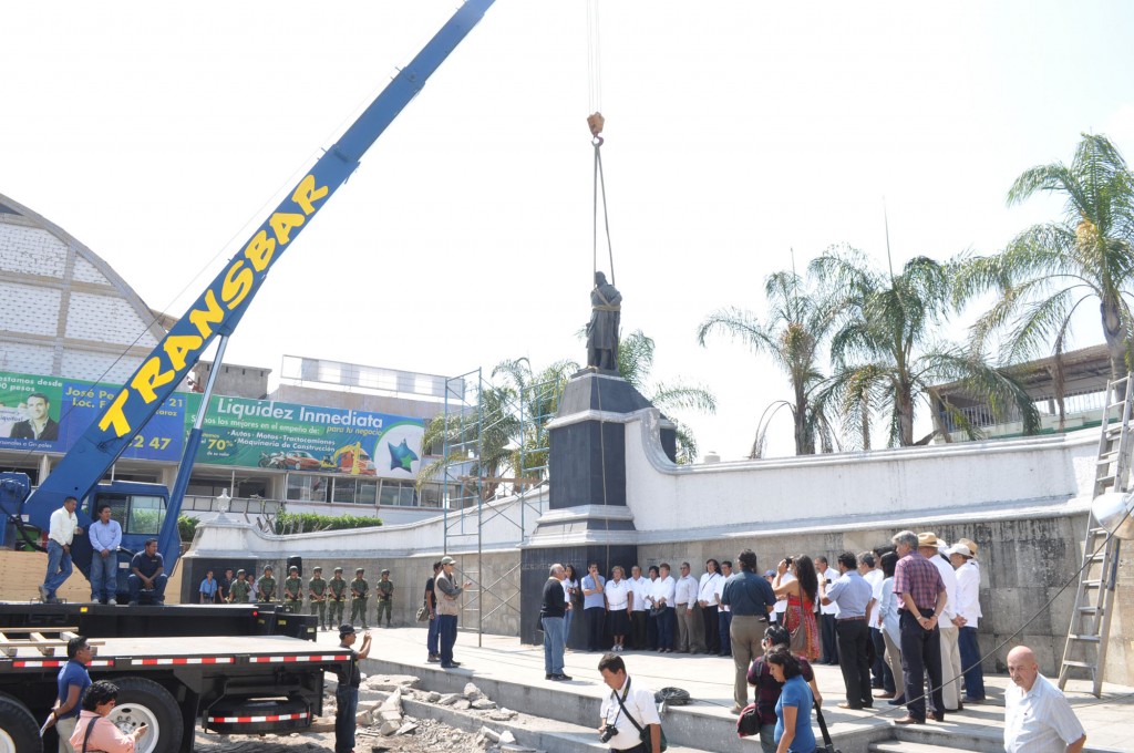 RETIRAN LA ESTATUA DE JOSÉ MARÍA TECLO MORELOS Y PAVÓN DE LA ALAMEDA, ANTE LOS TRABAJOS DE REMODELACIÓN