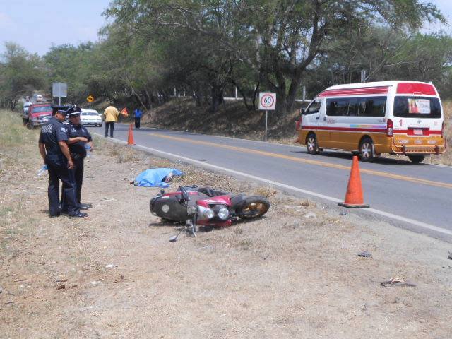 accidente en moto contra ruta de transporte público en Amacuzac