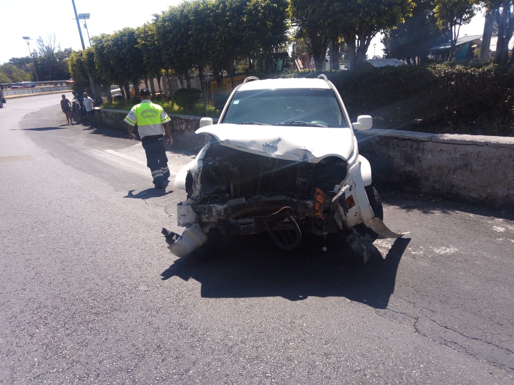 Conductor de una camioneta pierde el control y se impacta contra el ...